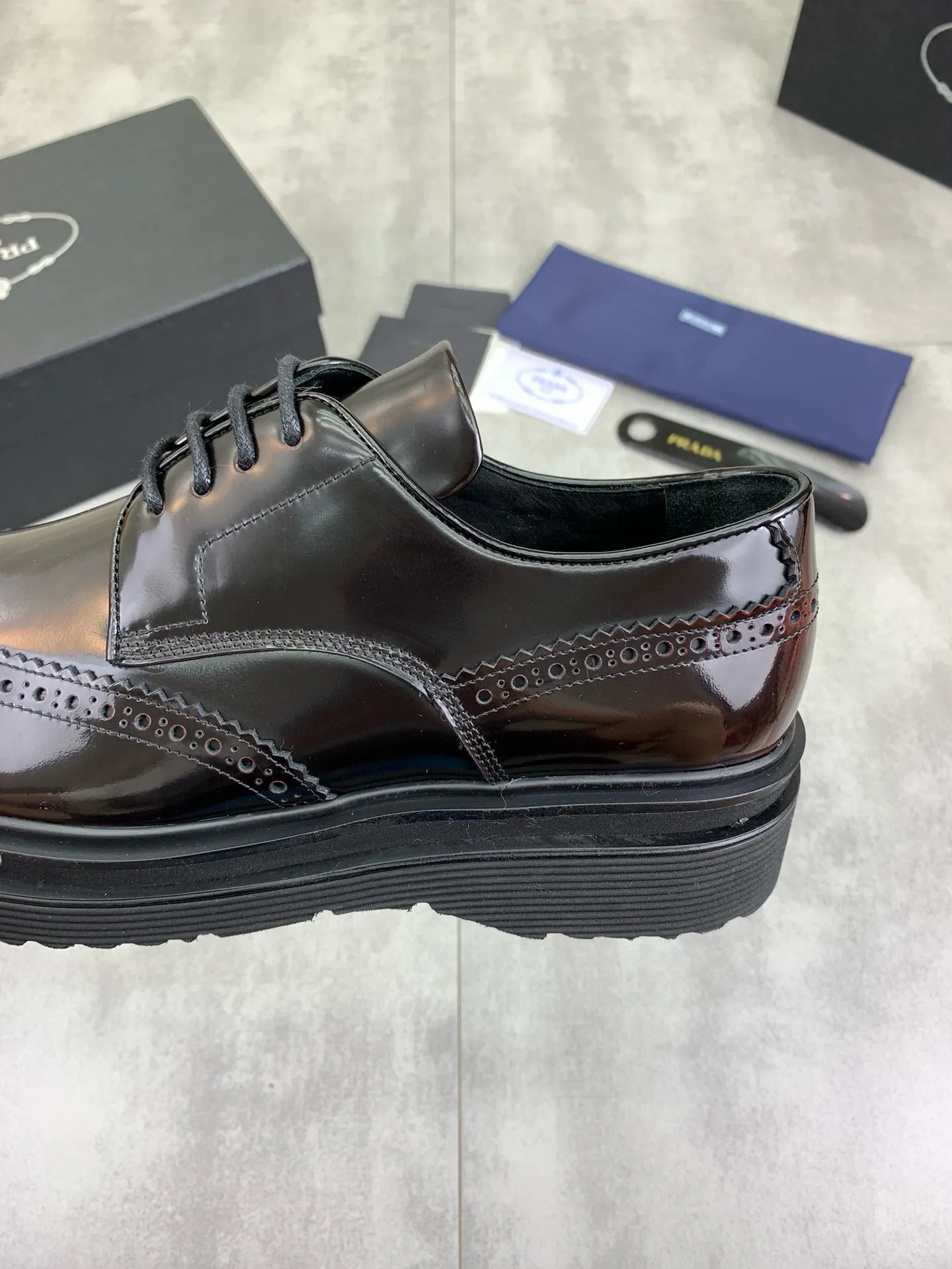 Factory price P880 💰Original quality, top version🔱 ＰＲＡＤＡPrada. Men's business casual leather shoes, top quality products. 1:1 shipment⬆️Luxurious and noble👞All imported original brand fabrics, just to create a more comfortable wearing experience. Upper: Original comfortable open edge bead-rubbed calf leather➕Top imported water-dyed full cow lining, original lightweight and comfortable TPU foam combination bottom✔️Code number: 39-44 (38.45 can be customized)